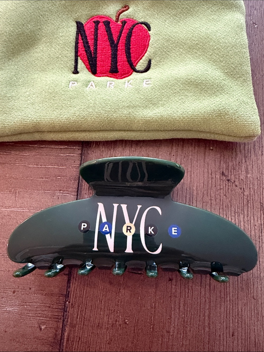 Parke NWT New York pop up NYC Green Claw Clip & Pouch with NY Apple - Picture 2 of 5